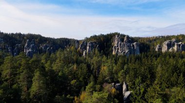 Adrspach kayaları İHA manzarasından Çek Cumhuriyeti 'nin Adrspach bölgesini gösteriyor