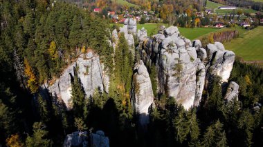 Adrspach kayaları İHA manzarasından Çek Cumhuriyeti 'nin Adrspach bölgesini gösteriyor
