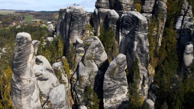 Adrspach kayaları İHA manzarasından Çek Cumhuriyeti 'nin Adrspach bölgesini gösteriyor