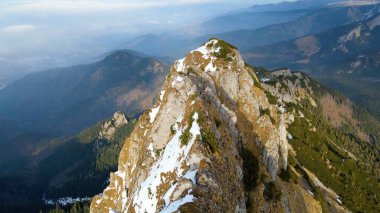 Dağın tepesinden kayalık görünüm