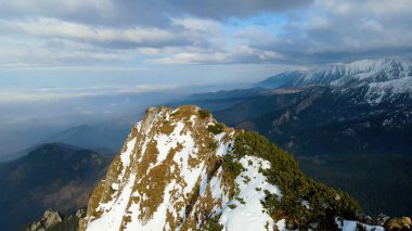 Dağın tepesinden kayalık görünüm