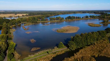 Göl sonbahar manzarası yukarıdan