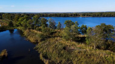 Göl sonbahar manzarası yukarıdan