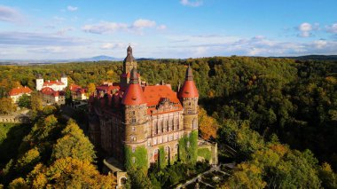 Drone Walbrzych Polonya 'dan Ksiaz Şatosu Sonbahar Görünümü