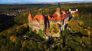 Drone Walbrzych Polonya 'dan Ksiaz Şatosu Sonbahar Görünümü