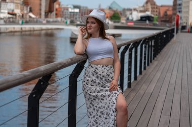 Gdansk Polonya şehrinin arka planında beyaz şapkalı kız Avrupa