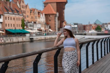 Gdansk Polonya şehrinin arka planında beyaz şapkalı kız Avrupa