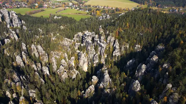 Adrspach kayaları İHA manzarasından Çek Cumhuriyeti 'nin Adrspach bölgesini gösteriyor
