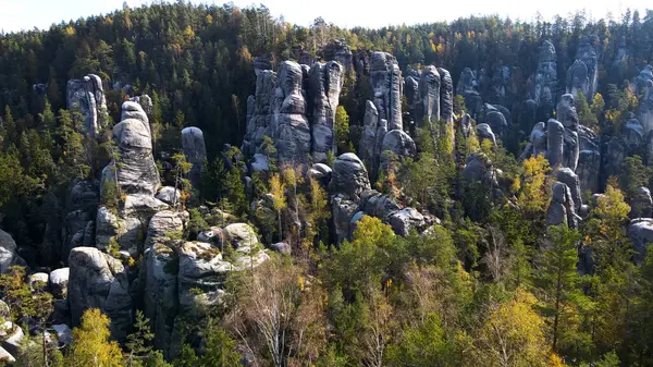 Adrspach kayaları İHA manzarasından Çek Cumhuriyeti 'nin Adrspach bölgesini gösteriyor
