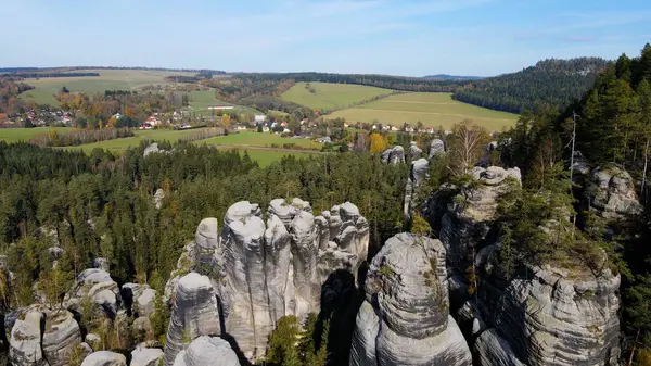 Adrspach kayaları İHA manzarasından Çek Cumhuriyeti 'nin Adrspach bölgesini gösteriyor