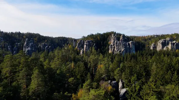 Adrspach kayaları İHA manzarasından Çek Cumhuriyeti 'nin Adrspach bölgesini gösteriyor