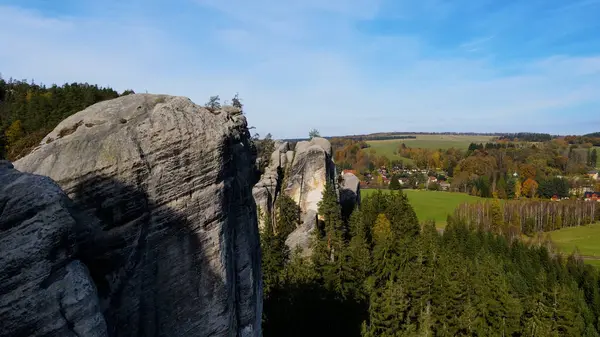 Adrspach kayaları İHA manzarasından Çek Cumhuriyeti 'nin Adrspach bölgesini gösteriyor