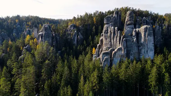 Adrspach kayaları İHA manzarasından Çek Cumhuriyeti 'nin Adrspach bölgesini gösteriyor