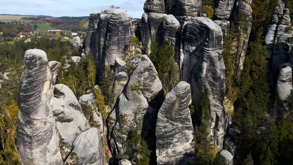 Adrspach kayaları İHA manzarasından Çek Cumhuriyeti 'nin Adrspach bölgesini gösteriyor