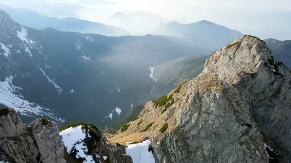 Dağın tepesinden kayalık görünüm