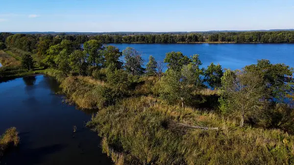 Göl sonbahar manzarası yukarıdan