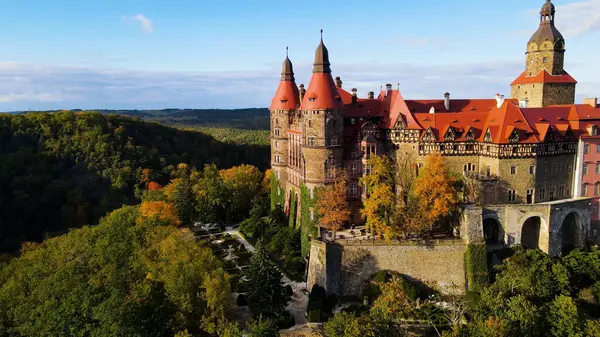Drone Walbrzych Polonya 'dan Ksiaz Şatosu Sonbahar Görünümü