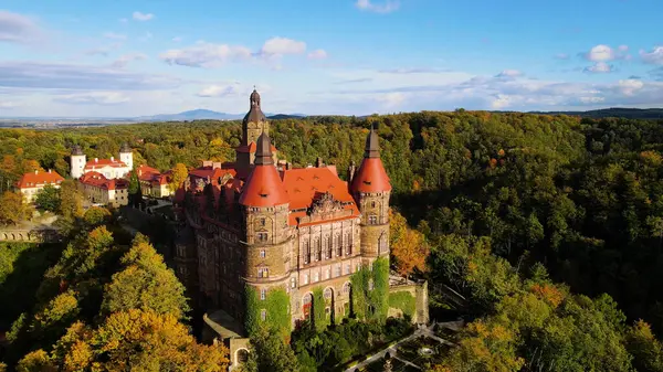 Drone Walbrzych Polonya 'dan Ksiaz Şatosu Sonbahar Görünümü