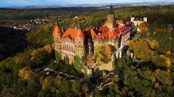 Drone Walbrzych Polonya 'dan Ksiaz Şatosu Sonbahar Görünümü