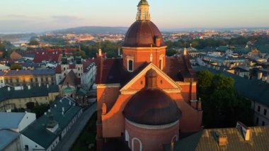 Krakow, şehrin yukarıdan görünüşü Polonya 'da, caddede, şehir merkezinde insansız hava aracı var.