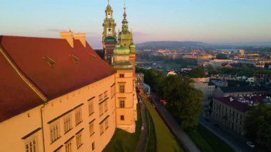 Krakow, şehrin yukarıdan görünüşü Polonya 'da, caddede, şehir merkezinde insansız hava aracı var.
