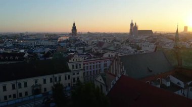 Krakow, şehrin yukarıdan görünüşü Polonya 'da, caddede, şehir merkezinde insansız hava aracı var.