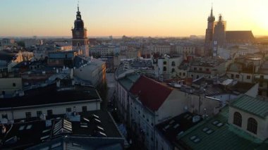 Krakow, şehrin yukarıdan görünüşü Polonya 'da, caddede, şehir merkezinde insansız hava aracı var.