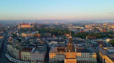 Krakow, şehrin yukarıdan görünüşü Polonya 'da, caddede, şehir merkezinde insansız hava aracı var.