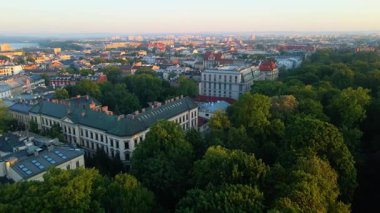 Krakow, şehrin yukarıdan görünüşü Polonya 'da, caddede, şehir merkezinde insansız hava aracı var.