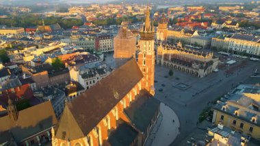 Krakow, şehrin yukarıdan görünüşü Polonya 'da, caddede, şehir merkezinde insansız hava aracı var.