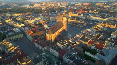 Krakow, şehrin yukarıdan görünüşü Polonya 'da, caddede, şehir merkezinde insansız hava aracı var.