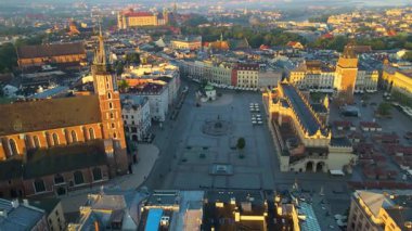 Krakow, şehrin yukarıdan görünüşü Polonya 'da, caddede, şehir merkezinde insansız hava aracı var.