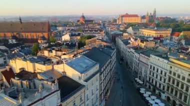 Krakow, şehrin yukarıdan görünüşü Polonya 'da, caddede, şehir merkezinde insansız hava aracı var.