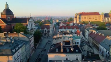 Krakow, şehrin yukarıdan görünüşü Polonya 'da, caddede, şehir merkezinde insansız hava aracı var.