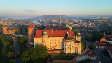Krakow, şehrin yukarıdan görünüşü Polonya 'da, caddede, şehir merkezinde insansız hava aracı var.