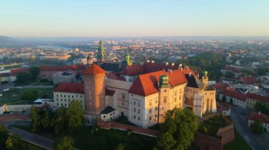 Krakow, şehrin yukarıdan görünüşü Polonya 'da, caddede, şehir merkezinde insansız hava aracı var.