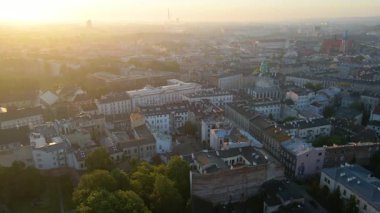 Krakow, şehrin yukarıdan görünüşü Polonya 'da, caddede, şehir merkezinde insansız hava aracı var.