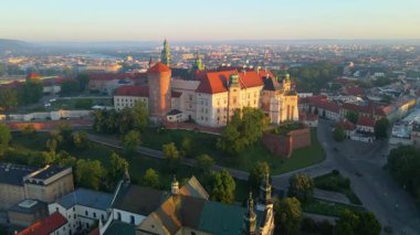 Krakow, şehrin yukarıdan görünüşü Polonya 'da, caddede, şehir merkezinde insansız hava aracı var.