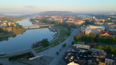 Krakow, şehrin yukarıdan görünüşü Polonya 'da, caddede, şehir merkezinde insansız hava aracı var.