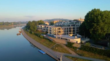 Krakow, şehrin yukarıdan görünüşü Polonya 'da, caddede, şehir merkezinde insansız hava aracı var.