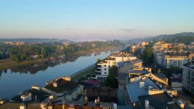 Krakow, şehrin yukarıdan görünüşü Polonya 'da, caddede, şehir merkezinde insansız hava aracı var.