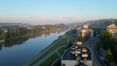 Krakow, şehrin yukarıdan görünüşü Polonya 'da, caddede, şehir merkezinde insansız hava aracı var.
