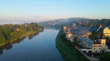 Krakow, şehrin yukarıdan görünüşü Polonya 'da, caddede, şehir merkezinde insansız hava aracı var.