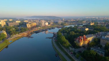 Krakow, şehrin yukarıdan görünüşü Polonya 'da, caddede, şehir merkezinde insansız hava aracı var.