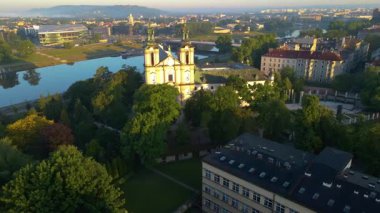 Krakow, şehrin yukarıdan görünüşü Polonya 'da, caddede, şehir merkezinde insansız hava aracı var.