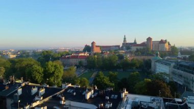 Krakow, şehrin yukarıdan görünüşü Polonya 'da, caddede, şehir merkezinde insansız hava aracı var.