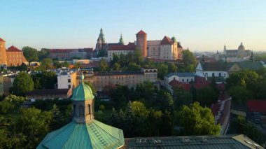 Krakow, şehrin yukarıdan görünüşü Polonya 'da, caddede, şehir merkezinde insansız hava aracı var.
