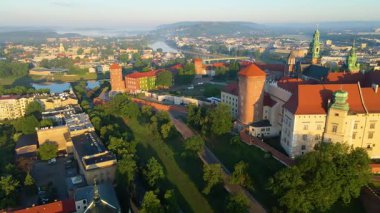 Krakow, şehrin yukarıdan görünüşü Polonya 'da, caddede, şehir merkezinde insansız hava aracı var.
