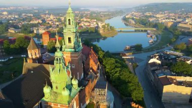 Krakow, şehrin yukarıdan görünüşü Polonya 'da, caddede, şehir merkezinde insansız hava aracı var.