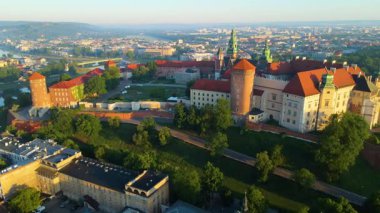 Krakow, şehrin yukarıdan görünüşü Polonya 'da, caddede, şehir merkezinde insansız hava aracı var.